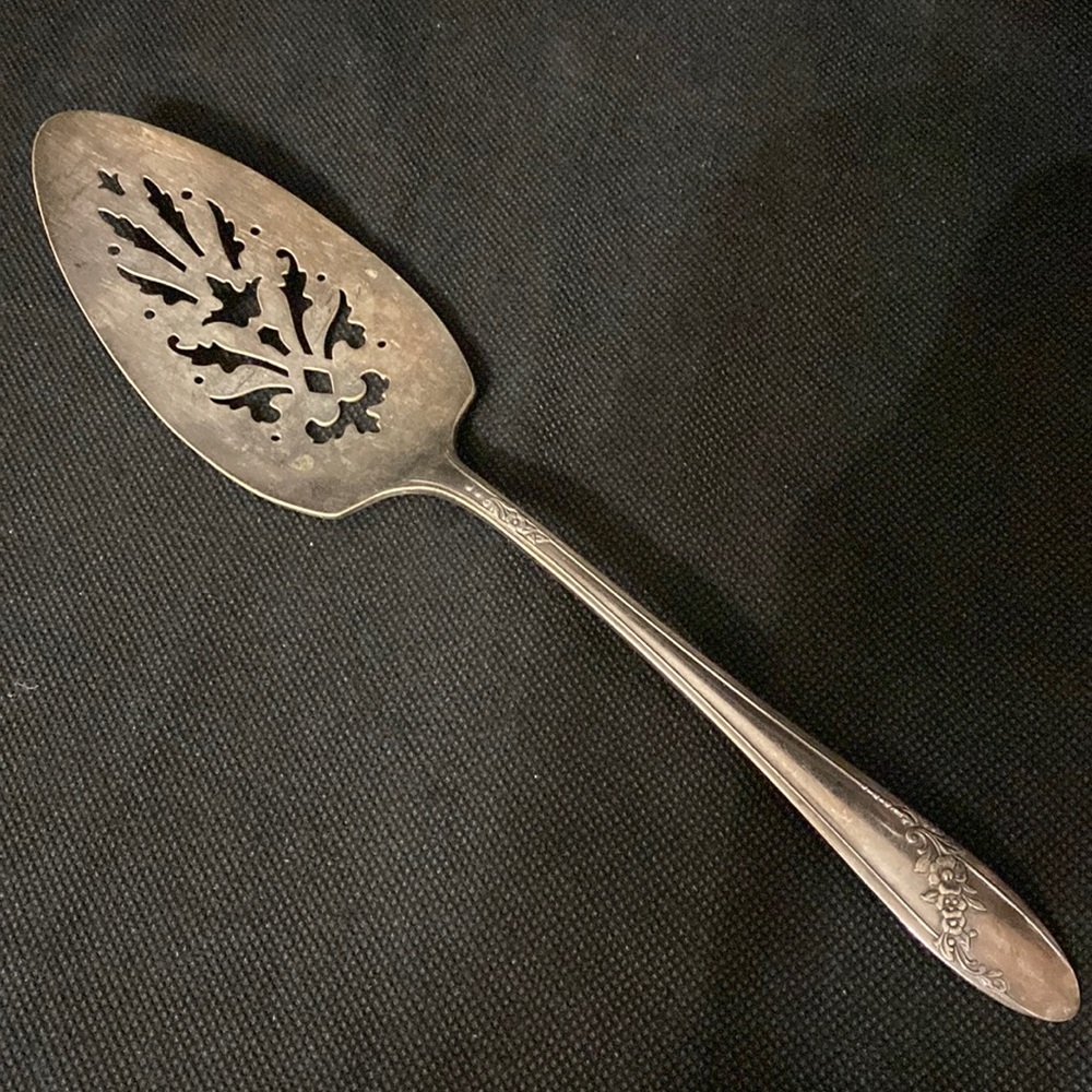 Vintage Tudor Plate Oneida Community Queen Bess cake/pie server